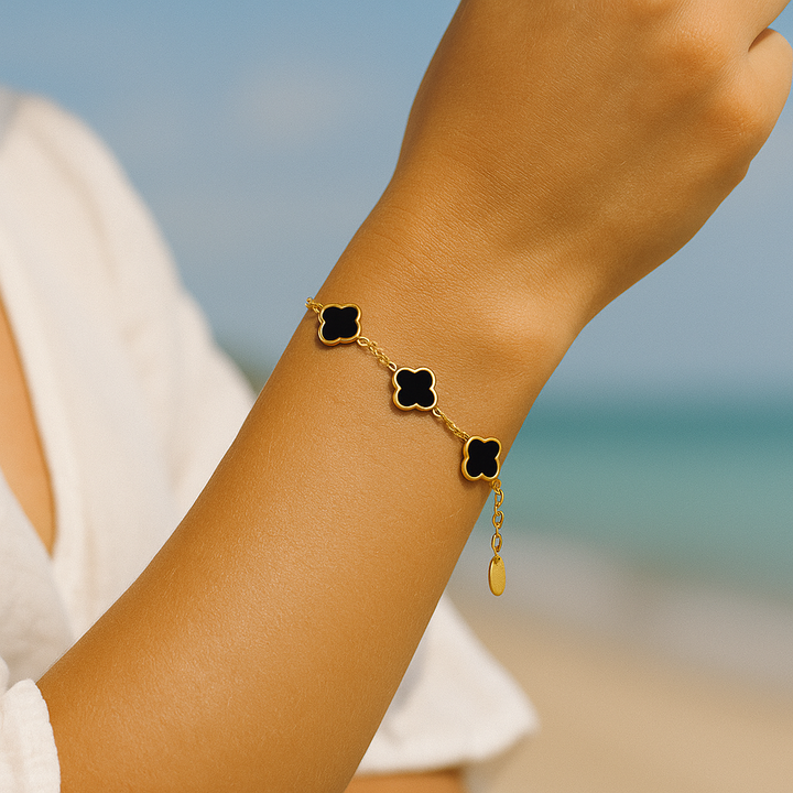 Armband mit vier Kleeblättern aus schwarzem Stein